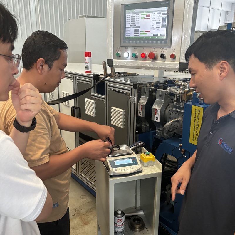 Visita de cliente desde Indonesia para inspección de equipo