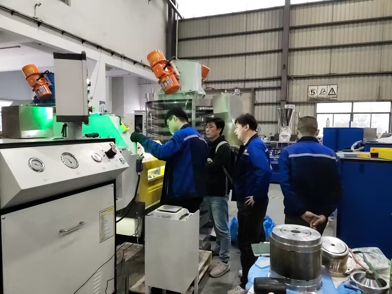 Visita de cliente vietnamita para inspección de equipos